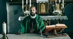 Den polske skuespiller Arkadiusz Jakubik spiller en af de præster, der langsomt mister opbakningen fra sin menighed. Pr-foto: Fra filmen / Bartosz Mrozowski 