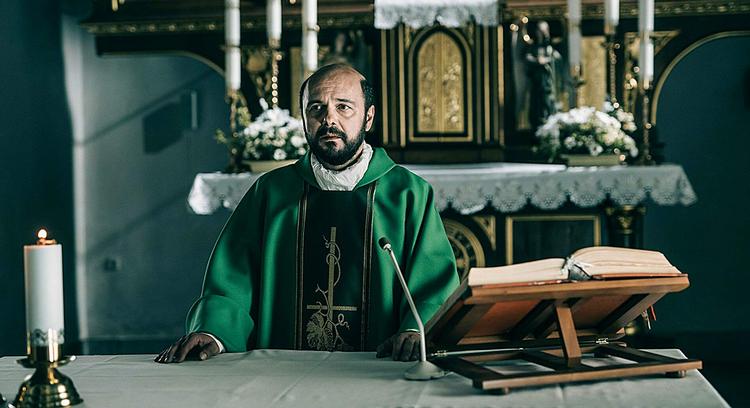 Den polske skuespiller Arkadiusz Jakubik spiller en af de præster, der langsomt mister opbakningen fra sin menighed. Pr-foto: Fra filmen / Bartosz Mrozowski 