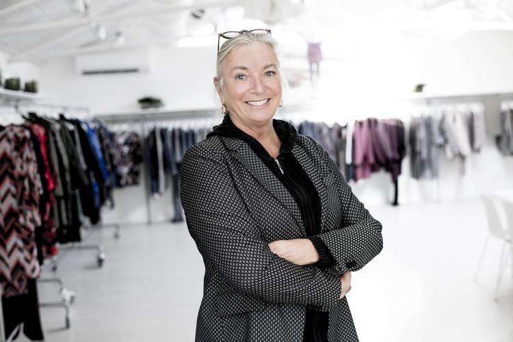 Den kendte designer Ilse Jacobsen fra Hornbæk har mødt skarp kritik i medierne, efter at hendes tidligere  ansatte har kritiseret arbejdsmiljøet i hendes virksomheder skarpt.
 
   Linda Johansen/POLFOTO