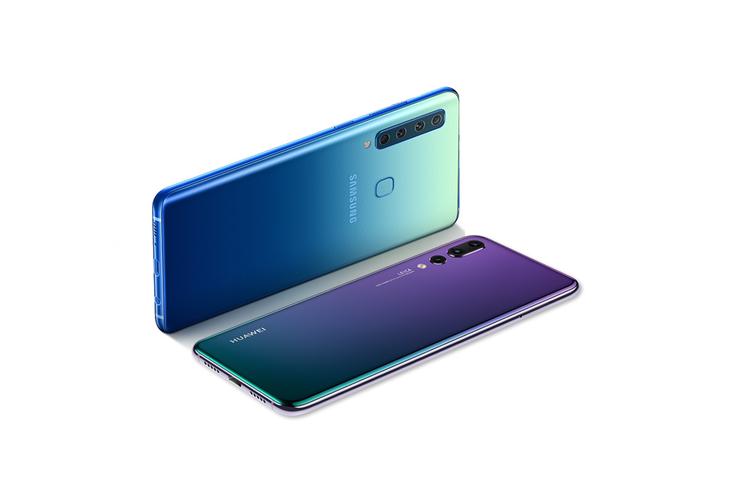 Huaweis P20 Pro og Samsungs nye GALAXY A9 har henholdsvis tre og fire kameraer bagpå. Disse skal erstatte de forskellige indstillinger, man kan opnå med et variabelt objektiv på et almindeligt kamera. Foto: Huawei/Samsung 