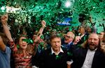 De Grønne fejrer valgsejren i Bayern søndag aften. I midten den ene partileder Robert Habeck og til højre Anton Hofreiter, der er én af to ledere af parlamentgruppen i Forbundsdagen. Foto: Photo by Odd ANDERSEN / AFP Odd Andersen/Ritzau Scanpix