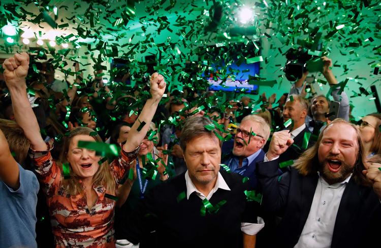 De Grønne fejrer valgsejren i Bayern søndag aften. I midten den ene partileder Robert Habeck og til højre Anton Hofreiter, der er én af to ledere af parlamentgruppen i Forbundsdagen. Foto: Photo by Odd ANDERSEN / AFP Odd Andersen/Ritzau Scanpix