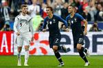 Begge Frankrigs mål mod Tyskland blev scoret af Antoine Griezmann (i midten). Francois Mori/AP