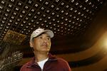 Chow Yun-Fat, der er født i Hong Kong, beskrives som en af de mest kendte skuespillere i den asiatiske filmindustri, der senere har gjort karriere i USA f.eks i den amerikanske film, 'Tiger på spring, drage i skjul' af instruktør Ang Lee.

 (AP Photo/Kin Cheung)
   Kin Cheung/AP