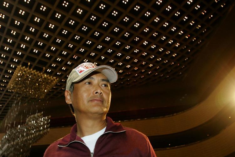 Chow Yun-Fat, der er født i Hong Kong, beskrives som en af de mest kendte skuespillere i den asiatiske filmindustri, der senere har gjort karriere i USA f.eks i den amerikanske film, 'Tiger på spring, drage i skjul' af instruktør Ang Lee.

 (AP Photo/Kin Cheung)
   Kin Cheung/AP
