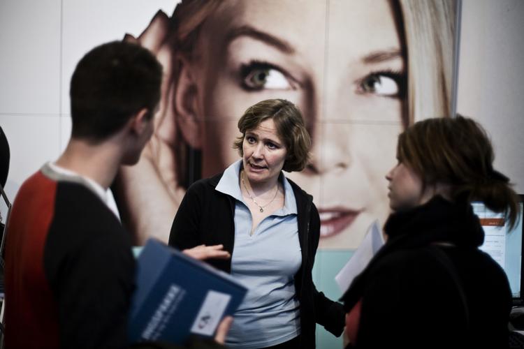 169.000 unge i alderen 15-29 år er hverken i job eller under uddannelse. Det er det højeste antal siden finanskrisen. Her er vi til en tidligere karrieremesse i Øksnehallen, hvor der blev skabt kontakt mellem virksomheder og studerende. (arkivfoto) Tobias Selnæs Markussen/POLFOTO
