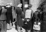 Efter anden verdenskrig blev de  kvinder, der havde været sammen med tyske soldater, anklaget for at være stikkere i Danmark. I Norge fik de en mere brutal behandling. Arkivfoto. William Douglas/POLFOTO