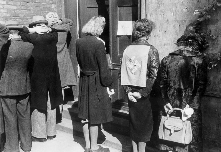 Efter anden verdenskrig blev de  kvinder, der havde været sammen med tyske soldater, anklaget for at være stikkere i Danmark. I Norge fik de en mere brutal behandling. Arkivfoto. William Douglas/POLFOTO
