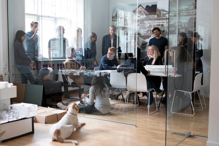 Tegnestuen We architecture flytter bogstavbeligt talt ind i Trappegalleriet i Dansk Arkitektur Center, hvor de 'udstiller' deres arbejde og arbejdsgange. Enok Holsegaard (pr-foto)