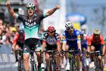 Pascal Ackermanns sejrsserie indledtes i Tour de Romandie, hvor han henviste Michel Mørkøv (i blå trikot) til andenpladsen. I dag i Kina nåede den 24-årige tysker op på den 9. gevinst i denne sæson. Laurent Gillieron/AP