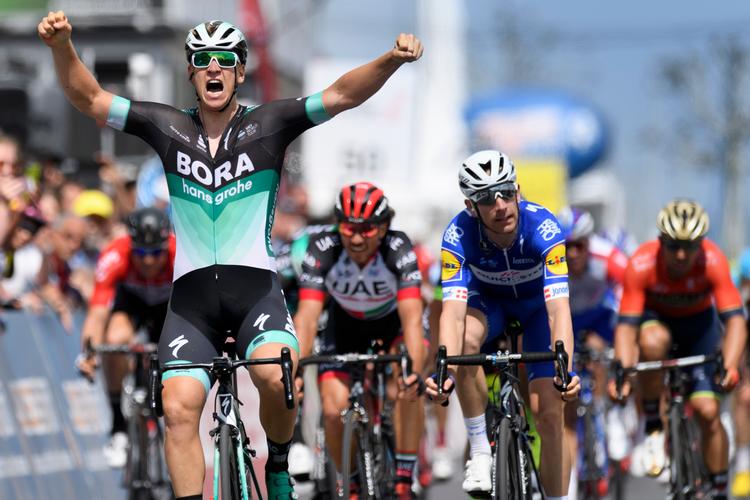 Pascal Ackermanns sejrsserie indledtes i Tour de Romandie, hvor han henviste Michel Mørkøv (i blå trikot) til andenpladsen. I dag i Kina nåede den 24-årige tysker op på den 9. gevinst i denne sæson. Laurent Gillieron/AP