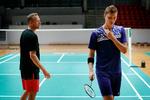 Muligt opbrud: Viktor Axelsen og landstræner Kenneth Jonasssen under en af de elitetræninger i Brøndby, som Axelsen nu offenligt spekulerer i, om han skal være en del af i fremtiden. Jens Dresling/POLFOTO