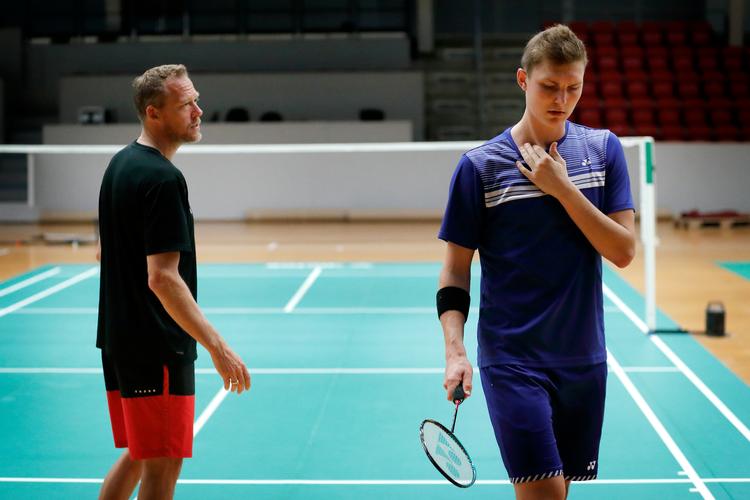 Muligt opbrud: Viktor Axelsen og landstræner Kenneth Jonasssen under en af de elitetræninger i Brøndby, som Axelsen nu offenligt spekulerer i, om han skal være en del af i fremtiden. Jens Dresling/POLFOTO