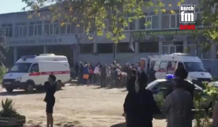 Mindst ti mennesker er omkommet i det, som de russiske myndigheder kalder et terrorangreb. Kerch fm/AP