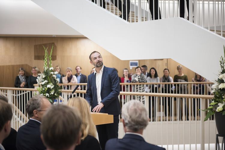 Jacob Bundsgaard (S) indvier den nye syv-etagers forskningsbygning i universitetsparken i Aarhus. Som formand for Kommunernes Landsforening frygter han mangel på demokratisk legitimitet og økonomi i regeringens kommende sundhedsudspil. Laura Bisgaard Krogh