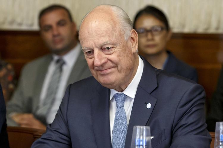 
    FN's særlige udsending i Syrien, Staffan de Mistura, meddelte i dag, at han  træder tilbage fra sin post ved udgangen af november.  (Salvatore Di Nolfi/Keystone via AP, Pool)
   Salvatore Di Nolfi/AP