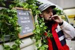 I mere end to år har den canadiske regering ledet af premierminister Justin Trudeau arbejdet frem mod legaliseringen, der nu er trådt i kraft. (Christopher Katsarov/The Canadian Press via AP)
   Christopher Katsarov/AP