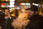 
    Folk ryger hash på gaderne i Toronto efter at cannabis er blevet legaliseret i Canada
d. (Chris Young/The Canadian Press via AP)
   Chris Young/AP