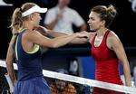 Simona Halep (th) lykønsker Caroline Wozniacki efter danskerens sejr ved Australien Open. På grund af en skade må den rumænske verdensetter melde fra til årets sæsonfinale, hvor Wozniacki er med. Vincent Thian/AP