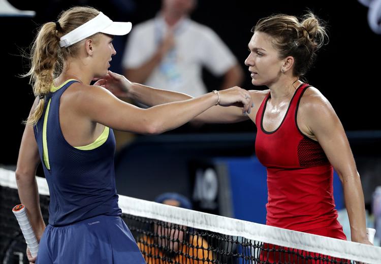 Simona Halep (th) lykønsker Caroline Wozniacki efter danskerens sejr ved Australien Open. På grund af en skade må den rumænske verdensetter melde fra til årets sæsonfinale, hvor Wozniacki er med. Vincent Thian/AP