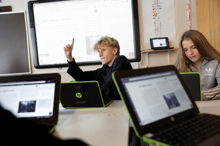 Ifølge RettighedsAlliancen ender hvert tredje besøg på en ulovlig hjemmeside med, at brugeren får installeret malware på sin computer. Derfor skal Jonas Binderup Andersen og Ida Rasmussen og resten af 9. B lære at genkende de ulovlige sider. Peter Hove Olesen/POLFOTO