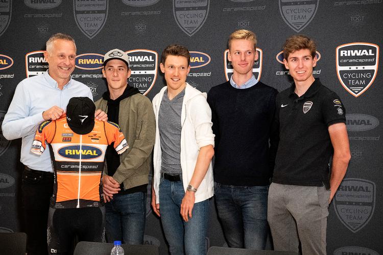 Direktør Steffen Kromann (t.v.) sammen med fire af de ryttere, der er med i 16-mands truppen på det ny danske 2. divisionshold Riwal Readynez, svenskeren Lukas Eriksson, nordmanden Sondre Lunke samt Nicolai Brøchner og Andreas Stokbro. Nils Meilvang/Ritzau Scanpix