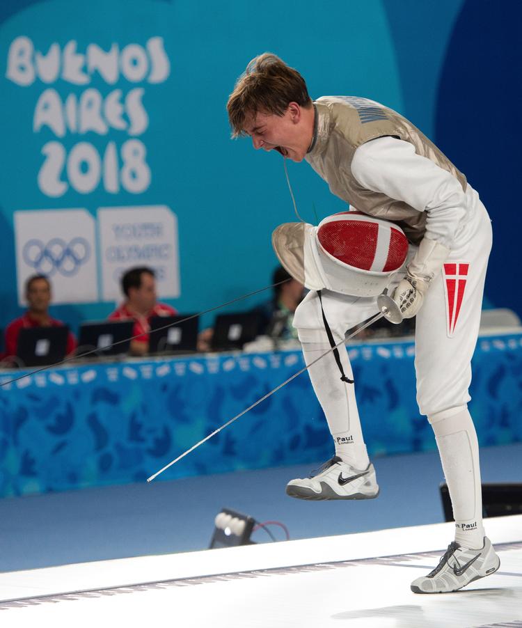 Jonas Winterberg-Poulsen midt i et glædesudbrud, efter han har sikret sig en bronzemedalje i fleuretfægtning ved ungdoms-OL. Kate Green/AP