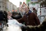 Niko Grünfeld (bagerst) uddeler highfives på Dronning Louises Bro på kommunalvalgdagen i 2017. Grünfeld vandt magten, men tabte den på gulvet onsdag, da han trak sig som kulturborgmester. Utilfredshed med hans lokale lederskab har ulmet længe i partiet, siger flere kilder nu. Peter Hove Olesen/POLFOTO