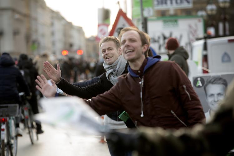 Niko Grünfeld (bagerst) uddeler highfives på Dronning Louises Bro på kommunalvalgdagen i 2017. Grünfeld vandt magten, men tabte den på gulvet onsdag, da han trak sig som kulturborgmester. Utilfredshed med hans lokale lederskab har ulmet længe i partiet, siger flere kilder nu. Peter Hove Olesen/POLFOTO