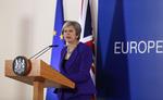 
  Det tog under en halv time for den britiske premierminister Theresa May at aflevere sit budskab til topmødet onsdag, så var hun ude af døren igen og tilbage på den britiske ambassade i Bruxelles. (AP Photo/Alastair Grant)
   Alastair Grant/AP