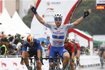Fabio Jakobsen sikrer sig sin 6. og Quick-Step Floors' 72. sæsonsejr. Foto: Tim De Waele/Getty Images. 