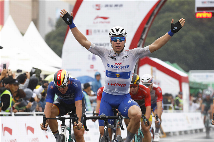 Fabio Jakobsen sikrer sig sin 6. og Quick-Step Floors' 72. sæsonsejr. Foto: Tim De Waele/Getty Images. 