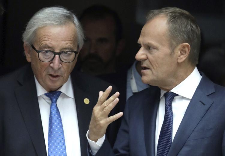 EU-præsidenten, Donald Tusk (th), og EU-Kommissionens formand, Jean-Claude Juncker, taler inden pressemødet ved EU-topmødet i Bruxelles torsdag. Olivier Matthys/AP