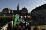 
    Alternativets formand Uffe Elbæk, finans- og miljø- og energiordfører Christian Poll og klimaordfører Rasmus Nordqvist præsenterede partiets klimaplan på et pressemøde på Christiansborg for få dage siden. Nu skal  medlemmene i Købenahvn væge ny borgmester efter Grünfelds exit. (Foto: Tariq Mikkel Khan/Ritzau Scanpix)
   Tariq Mikkel Khan/Ritzau Scanpix