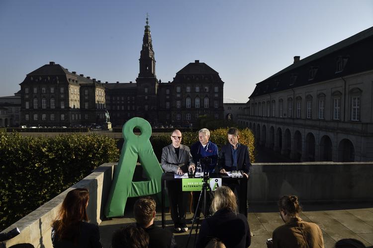 
    Alternativets formand Uffe Elbæk, finans- og miljø- og energiordfører Christian Poll og klimaordfører Rasmus Nordqvist præsenterede partiets klimaplan på et pressemøde på Christiansborg for få dage siden. Nu skal  medlemmene i Købenahvn væge ny borgmester efter Grünfelds exit. (Foto: Tariq Mikkel Khan/Ritzau Scanpix)
   Tariq Mikkel Khan/Ritzau Scanpix