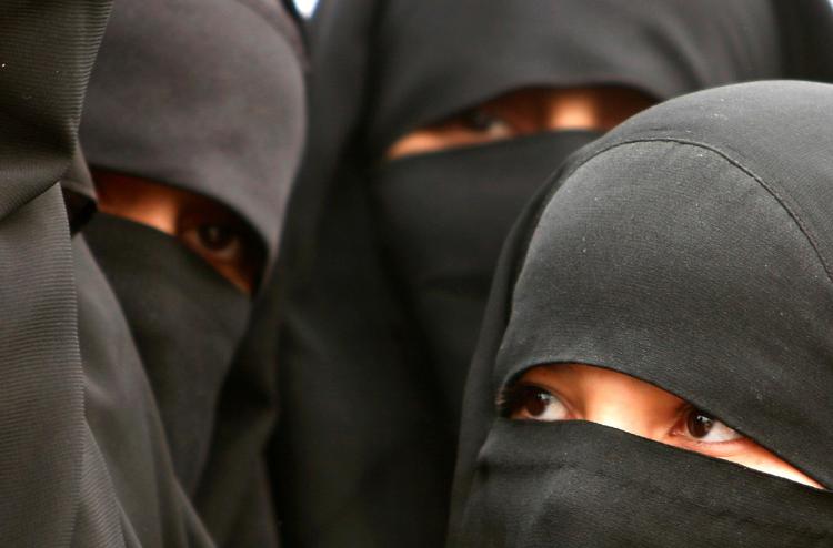 
    Kvinder, der bærer burka eller niqab skal tage den af på offentlige arbejdspladser, lyder det fra Algeriets regering. (arkivfoto) B.k. Bangash/AP