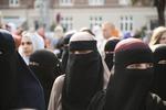 Danmark er et af de lande, der har indført et 'burkaforbud'.  1. august 2018 blev alle beklædningsgenstande, der dækker ansigtet, forbudt på offentlige steder. Anthon Unger