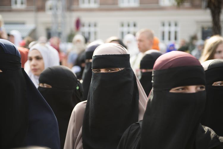 Danmark er et af de lande, der har indført et 'burkaforbud'.  1. august 2018 blev alle beklædningsgenstande, der dækker ansigtet, forbudt på offentlige steder. Anthon Unger