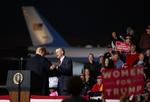 Donald Trump hilser på Matt Rosendale, der stiller op til midtvejsvalget i Montana i november. Carolyn Kaster/AP