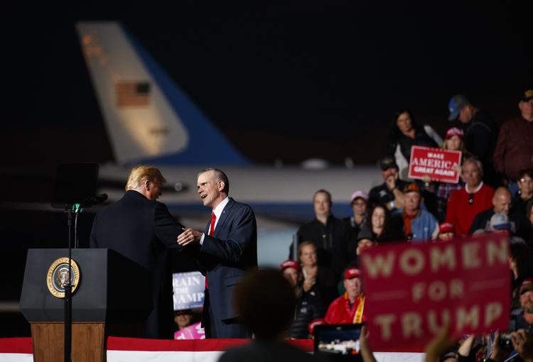 Donald Trump hilser på Matt Rosendale, der stiller op til midtvejsvalget i Montana i november. Carolyn Kaster/AP