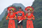 Gianni Moscon hyldes i førertrøjen efter sejren på kongeetapen i WorldTour-løbet Tour of Guangxi. 