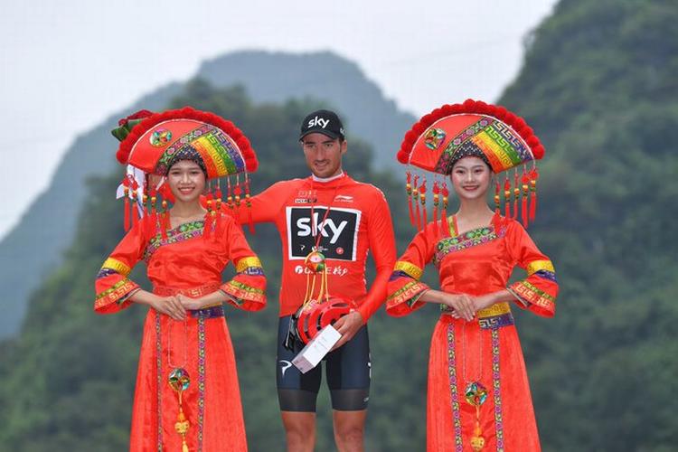Gianni Moscon hyldes i førertrøjen efter sejren på kongeetapen i WorldTour-løbet Tour of Guangxi. 