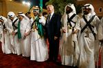 Hvis Donald Trump ender med at måtte erkende, at det er Saudi-Arabien, der står bag mordet på Jamal Khashoggi, kan det blive svært for USA's præsident, som her ses under sit besøg i landet i maj 2017, at finde en grimasse, der kan passe. Evan Vucci/AP