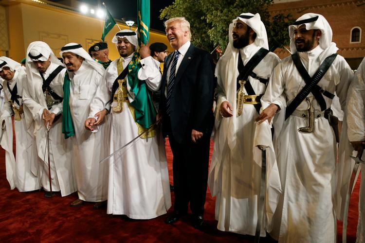 Hvis Donald Trump ender med at måtte erkende, at det er Saudi-Arabien, der står bag mordet på Jamal Khashoggi, kan det blive svært for USA's præsident, som her ses under sit besøg i landet i maj 2017, at finde en grimasse, der kan passe. Evan Vucci/AP