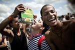 Moldovas vinfestival inkluderer hele befolkningen: De voksne drikker, og børnene har frikort til candyfloss. Den store fællesdruk kan man også opleve herhjemme, på f.eks. Roskilde Festival (billedet).
   Joachim Adrian/POLFOTO