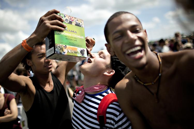 Moldovas vinfestival inkluderer hele befolkningen: De voksne drikker, og børnene har frikort til candyfloss. Den store fællesdruk kan man også opleve herhjemme, på f.eks. Roskilde Festival (billedet).
   Joachim Adrian/POLFOTO