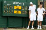 Nicolas Mahut og John Isner efter afgørelsens af deres kamp fra 2010. Samme Isner var også del af en lang, lang femsæts-kamp i Wimbledon i 2018, hvor han tabte til Kevin Anderson efter seks timer og 36 minutters spil. (AP Photo/Alastair Grant, Pool, File) Alastair Grant/AP