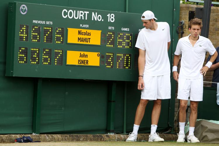 Nicolas Mahut og John Isner efter afgørelsens af deres kamp fra 2010. Samme Isner var også del af en lang, lang femsæts-kamp i Wimbledon i 2018, hvor han tabte til Kevin Anderson efter seks timer og 36 minutters spil. (AP Photo/Alastair Grant, Pool, File) Alastair Grant/AP
