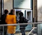 Danskerne er blevet mindre trofaste overfor deres bank de senere år. Det er blevet hurtigere at skifte bank efter, at skiftet kan se elektronisk.. Miriam Dalsgaard/POLFOTO