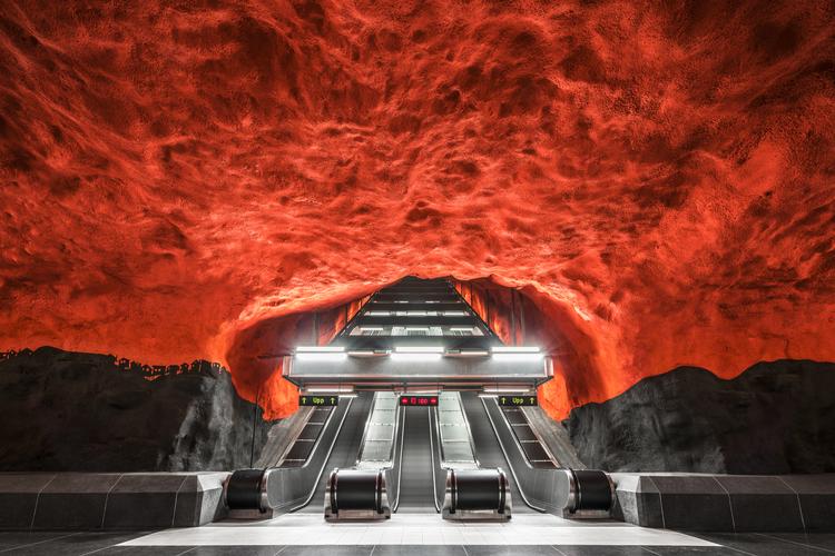 Fra perron til magma eller Dantes Helvede? Fotograf Chris M. Forsyth udgiver ny fotobog om Stockholms særprægede tunnelbane, indrettet af den svenske arkitekt Michael Granit. Chris M. Forsyth